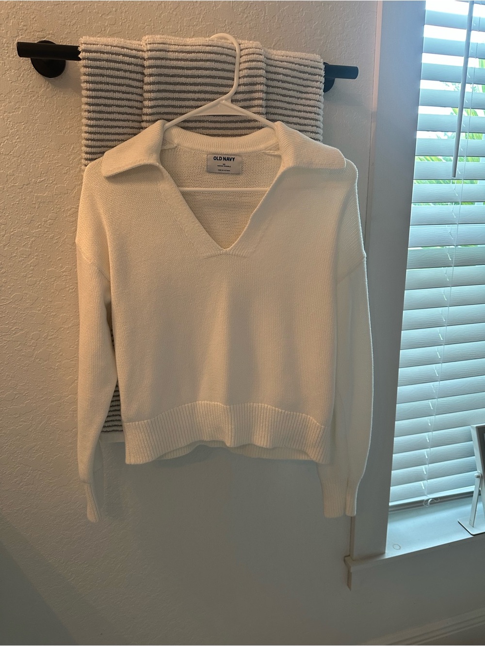 Old Navy Cream Collared V-Neck Cropped Sweater